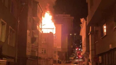 Kağıthane’de 3 katlı binanın çatısı alev topuna döndü