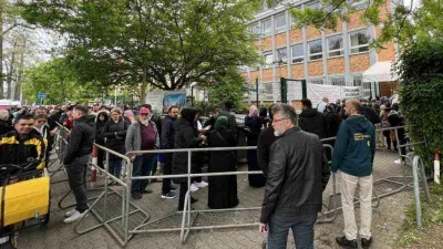 Oy vermek için saatlerce beklediler