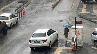 Ankara'da aniden başlayan sağanak etkili oldu