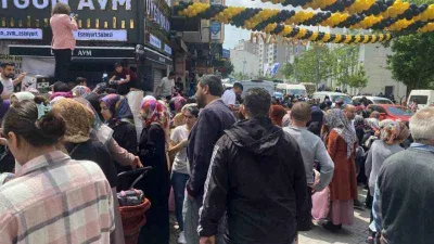 Esenyurt’ta mağaza açılışında izdiham yaşandı