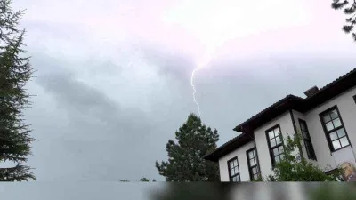 Karabük'te şimşekler görsel şölen oluşturdu