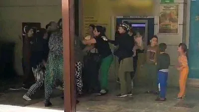 Kadınların ATM’de sıra kavgası