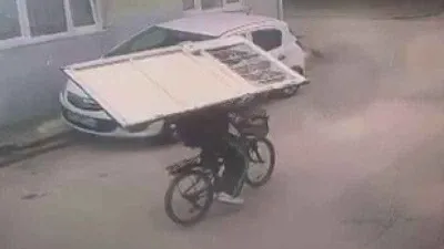 Çaldığı kapıyı bisiklete koyup götürdü