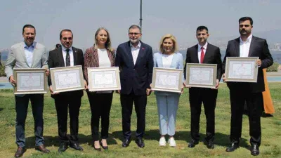 AK Parti’nin İzmir Milletvekilleri mazbatalarını aldı