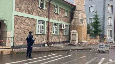 Sivas'ta aleme isabet eden yıldırım cemaati korkuttu