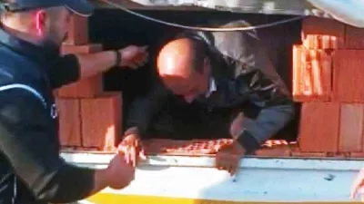 Tuğla taşıyan kamyondan kaçak göçmen çıktı