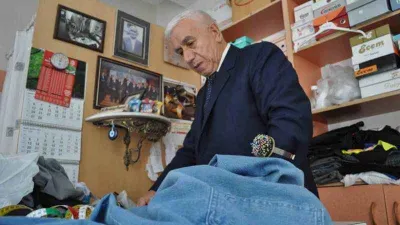 Dükkanına 50 senedir takım elbiseyle gidiyor