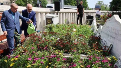 Cumhurbaşkanı Erdoğan, Erbakan’ın kabrini ziyaret etti