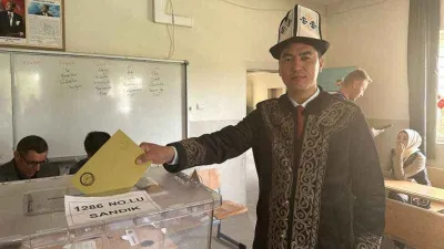Kırgız Türkleri seçimde yöresel kıyafetleriyle sandık başına gitti