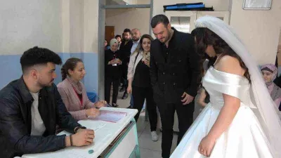 Düğünlerini yarıda kesip oy kullanmaya gittiler