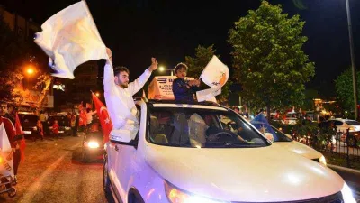 Deprem bölgesinde halk zafer kutlaması yaptı