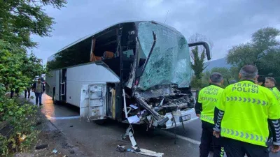 TEM’de yolcu dolu otobüs tıra arkadan çarptı: 1’i ağır 22 yaralı