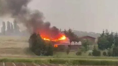 Yıldırım düşen villa alev topuna döndü