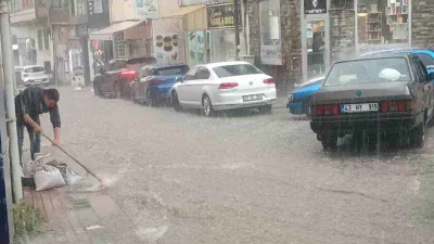 Kütahya’da şiddetli yağış hayatı felç etti: Ev ve iş yerleri sular altında kaldı