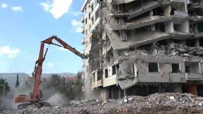 Kahramanmaraş’ta ağır hasarlı binaların yıkımı sürüyor