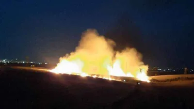 Depremzede çiftçilerin ekili alanı alev alev yandı