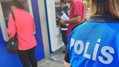 ATM önünde 'paranızı kaptırmayın' uyarısı