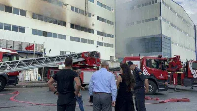 Arnavutköy’de cam fabrikasında çıkan yangın 13 saat sonra kontrol altına alındı