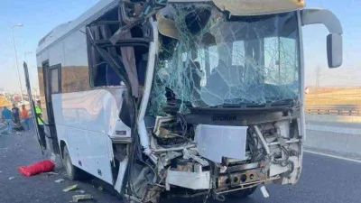 Ankara’da işçi servisi minibüse ve ardından tıra çarptı: 21 yaralı