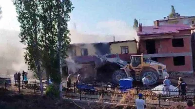 Sivas’ta köyde çıkan yangında iki ev kullanılamaz hale geldi