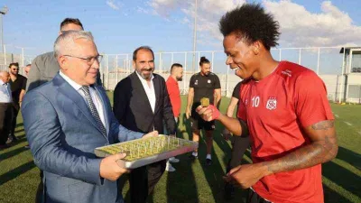 Sivas Valisi Yılmaz Şimşek’ten Sivasspor’a baklava ikramı