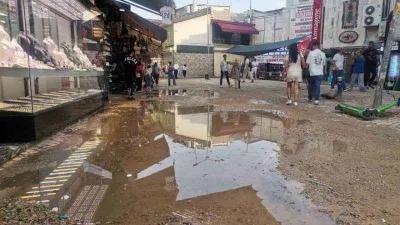 İzmir’i sağanak vurdu: Cadde ve sokaklar göle döndü