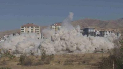 Malatya’da patlayıcı ile bina yıkımlarına devam ediliyor