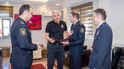 Azerbaycan heyetinden Türk polis memuruna madalya