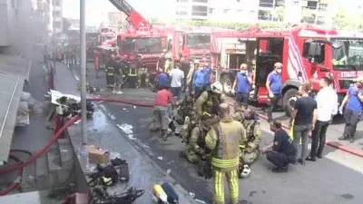 Bayrampaşa’da 4 katlı bir iş merkezinde çıkan yangında mahsur kalan 9 kişi kurtarıldı