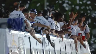 Real Madrid, Şampiyonlar Ligi kupasıyla şehir turu attı
