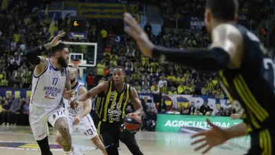 Euroleague’de Türk derbisini Fenerbahçe kazandı