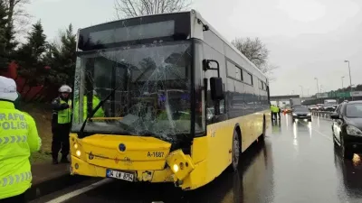 İETT otobüsü reklam panolarına çarptı