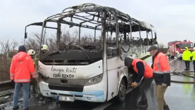 Seyir halindeki midibüs alev topuna döndü