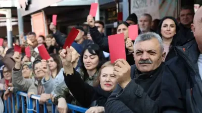 İzmir’de iktidara kırmızı kart gösterildi