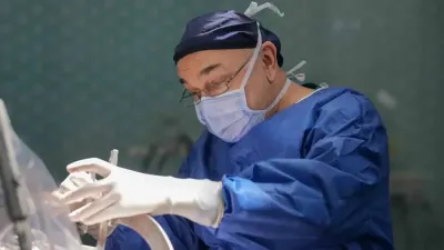 Guinness Rekortmeni Doç. Dr. Ali Zırh, 2 bininci ameliyatını gerçekleştirdi