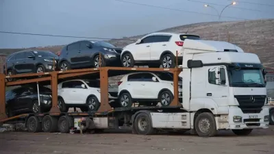 Uzak Doğu’dan getirilen yüzlerce ikinci el araç tırlarla Suriye’ye taşınıyor