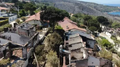 İzmir’deki yangında 85 yazlık ev küle döndü