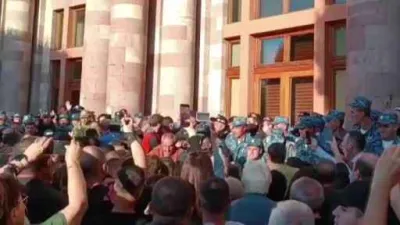 Ermenistan’da protestoculardan Paşinyan’a istifa çağrısı