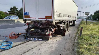 D-650'de feci kaza, tıra ok gibi saplandı: 1 ölü