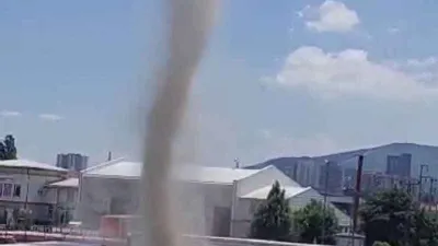 Maltepe'de tır garajında oluşan hortum şaşırttı