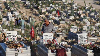Depremzedelerin mezarlıkta buruk bayramı