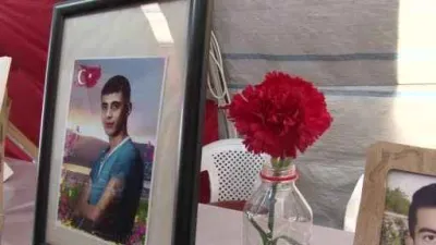 Evlat hasreti çeken aileler bayramı çadırda geçiriyor