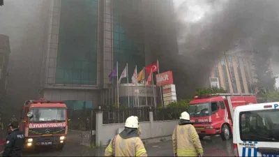 Akit Medya Grubu’nun bulunduğu binada çıkan yangın bugün de devam ediyor