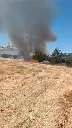 Fabrikada çıkan yangın araziye sıçradı