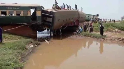 Pakistan'da tren raydan çıktı: 22 ölü