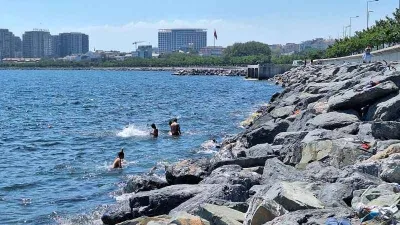 Sıcaktan bunalan İstanbullular soluğu denizde aldı