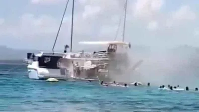 Tur teknesinde yangın dehşeti: Yolcular denize atlayarak canını kurtardı