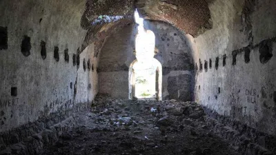 Kars’ta defineciler kiliseyi talan etti