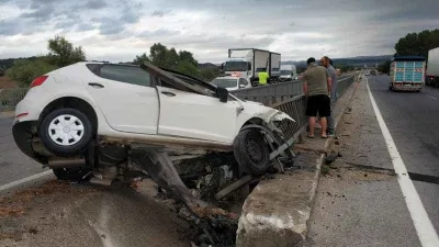 Kontrolden çıkan araç refüje girdi: 3 yaralı