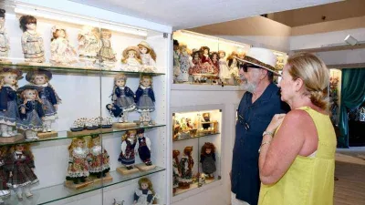 Kuşadası'ndaki porselen bebek sergisi yoğun ilgi görüyor